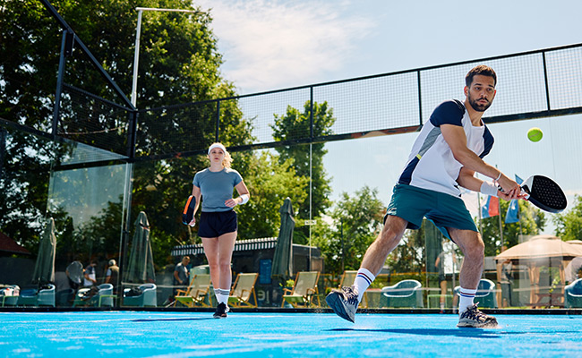 persona che pratica Padel in campo