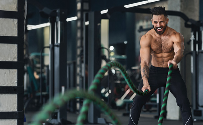 immagine di una persona che pratica crossfit in palestra